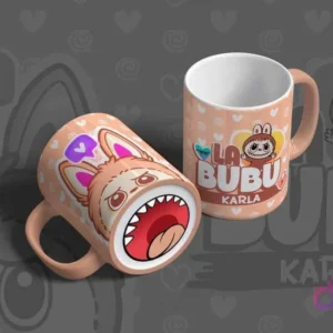 Mug de sublimación color durazno con diseño de Labubu de bocas y el nombre Karla, exhibido en un mockup.
