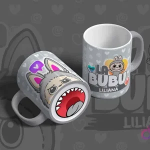 Mug de sublimación gris con diseño de Labubu de bocas y el nombre Liliana, mostrado en un mockup con dos tazas.