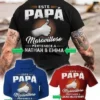 Hombre de espaldas vistiendo polera negra personalizada con el texto 'Este Papá Maravilloso pertenece a Nathan & Emma', junto a un hoodie azul y una polera roja con diseños personalizables similares para el Día del Padre.