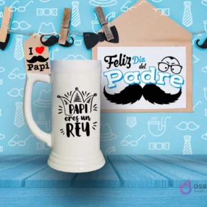 Shoperos blanco con diseño de sublimación 'PAPI eres un REY' en negro con una corona, sobre fondo azul con temática del Día del Padre.