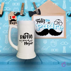 Shoperos blanco con diseño de sublimación 'Papito eres el Mejor' en negro con un pequeño bigote, sobre un fondo con temática de Día del Padre.