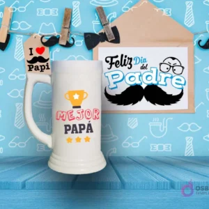 Shoperos blanco con diseño de sublimación 'MEJOR PAPÁ' en rojo y naranja con un trofeo dorado y tres estrellas, sobre fondo azul decorativo.