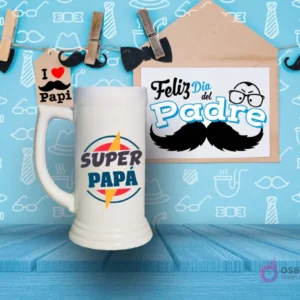 Shoperos blanco con diseño de sublimación 'SUPER PAPÁ' en azul y rojo con un rayo amarillo, sobre fondo azul con accesorios masculinos.