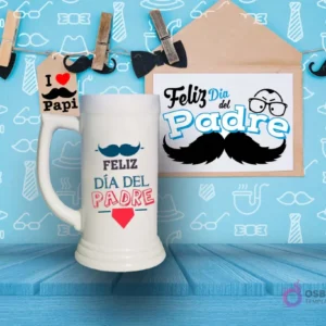 Shoperos blanco con diseño de sublimación 'Feliz Día del Padre' en tonos azules y rojos con un bigote y un corazón, sobre fondo de madera azul.