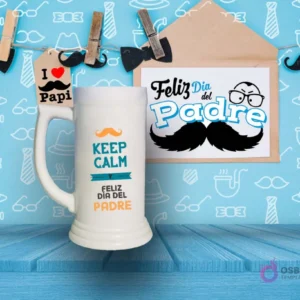 Shoperos blanco con diseño de sublimación 'KEEP CALM FELIZ DÍA DEL PADRE' en azul y naranja con un bigote, sobre fondo azul de patrones y tabla de madera.
