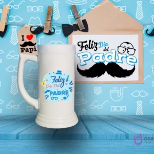 Shoperos blanco con diseño de sublimación circular 'Feliz Día del Padre' con pequeños íconos de bigotes, gafas y corbatas, sobre fondo azul de patrones masculinos.