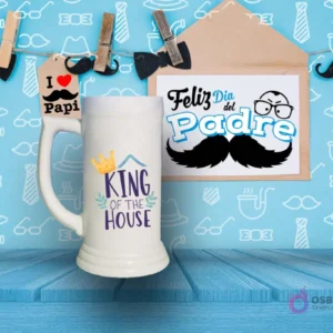 Shoperos blanco con diseño de sublimación 'KING OF THE HOUSE' en azul y morado con una corona dorada, sobre fondo azul con temática del Día del Padre.
