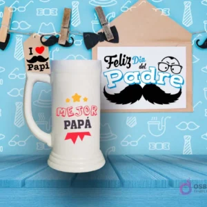 Shoperos blanco con diseño de sublimación 'MEJOR PAPÁ' en rojo y amarillo con tres estrellas y detalles geométricos, sobre fondo azul con motivos de bigotes y pipas.