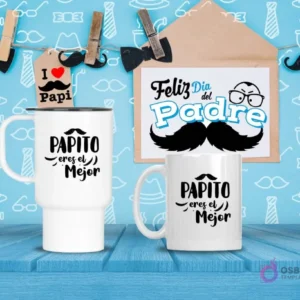 Taza de viaje y taza estándar blancas con diseño 'Papito eres el Mejor' en negro con un bigote, sobre fondo azul con patrones de corbatas y sombreros.