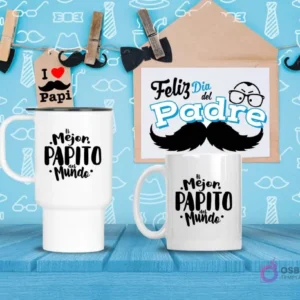 Taza de viaje y taza estándar blancas con diseño 'El Mejor Papito del Mundo' en negro con detalles, sobre fondo azul con temática del Día del Padre.