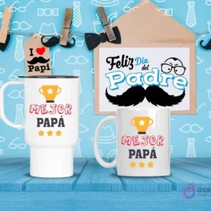 Taza de viaje y taza estándar blancas con diseño 'MEJOR PAPÁ' con trofeo dorado y estrellas, sobre fondo azul con patrones masculinos.