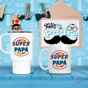Taza de viaje y taza estándar blancas con diseño 'SUPER PAPÁ' en azul y rojo con rayo, sobre fondo azul con motivos del Día del Padre.