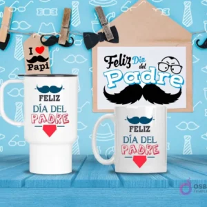 Taza de viaje y taza estándar blancas con diseño 'Feliz Día del Padre' con bigote y corazón, sobre fondo azul de patrones y madera.
