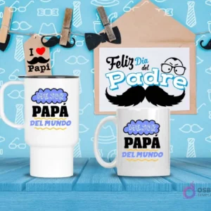 Taza de viaje y taza estándar blancas con diseño 'MEJOR PAPÁ DEL MUNDO' en forma de nube, sobre fondo azul con patrones masculinos.