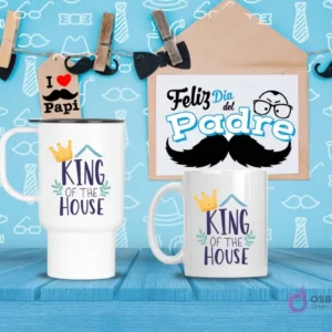 Taza de viaje y taza estándar blancas con diseño 'KING OF THE HOUSE' con corona, sobre fondo azul con motivos de corbatas y sombreros.