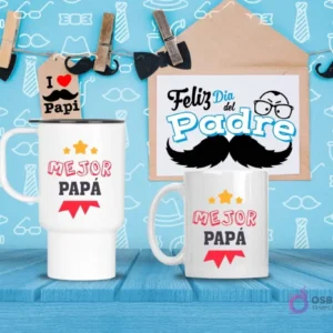 Taza de viaje y taza estándar blancas con diseño 'MEJOR PAPÁ' con estrellas y detalles rojos, sobre fondo azul con temática del Día del Padre.
