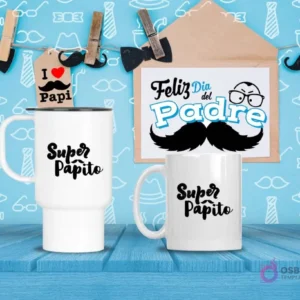 Taza de viaje y taza estándar blancas con diseño 'Super Papito' en caligrafía negra, sobre fondo azul con motivos masculinos.
