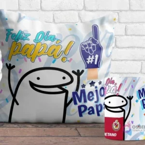 Cojín y taza sublimados con diseños Flork del Día del Padre. El cojín muestra un Flork sonriente con un guante de espuma '#1' y 'Feliz Día Papá! Mejor Papá', y la taza tiene un Flork saludando con el logo de Universidad Católica.