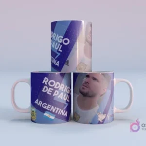 Plantilla sublimación taza Cristian Romero Argentina 13 Mundial Qatar 2022, con mockup de tres tazas apiladas con diseño en tonos azules y blancos