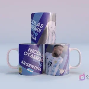 Plantilla sublimación taza Emiliano 'Dibu' Martínez Argentina 23 Mundial Qatar 2022, con mockup de tres tazas apiladas con diseño en tonos azules y blancos