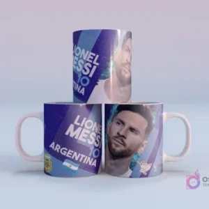 Plantilla sublimación taza Julián Álvarez Argentina 9 Mundial Qatar 2022, con mockup de tres tazas apiladas con diseño en tonos azules y blancos