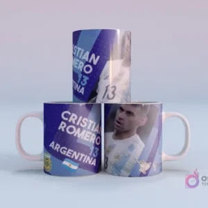 Plantilla sublimación taza Lionel Scaloni DT Argentina Mundial Qatar 2022, con mockup de tres tazas apiladas con diseño en tonos azules y blancos
