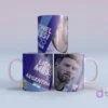 Plantilla sublimación taza Lionel Messi Argentina 10 Mundial Qatar 2022, con mockup de tres tazas apiladas con diseño en tonos azules y blancos