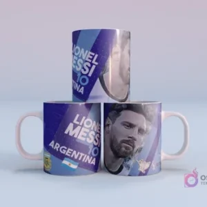 Plantilla sublimación taza Lionel Messi Argentina 10 Mundial Qatar 2022, con mockup de tres tazas apiladas con diseño en tonos azules y blancos