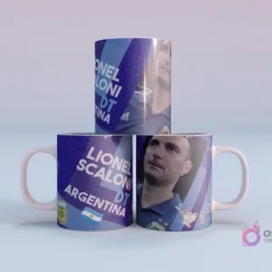 Plantilla sublimación taza Lionel Messi Argentina 10 Mundial Qatar 2022, con mockup de tres tazas apiladas con diseño en tonos azules y blancos. Segundo diseño de Messi.