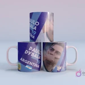 Plantilla sublimación taza Nicolás Otamendi Argentina 19 Mundial Qatar 2022, con mockup de tres tazas apiladas con diseño en tonos azules y blancos