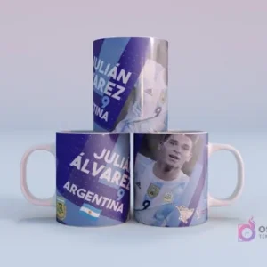 Plantilla sublimación taza Paulo Dybala Argentina 21 Mundial Qatar 2022, con mockup de tres tazas apiladas con diseño en tonos azules y blancos