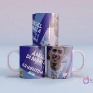 Plantilla sublimación taza Rodrigo De Paul Argentina 7 Mundial Qatar 2022, con mockup de tres tazas apiladas con diseño en tonos azules y blancos
