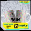 Mockup de dos tazas blancas con patrón de gatos y texto 'CAT MOM' en colores pastel, fondo de dibujos de mascotas. Iconos de envío inmediato, mockup, formato PNG y 12 diseños visibles.