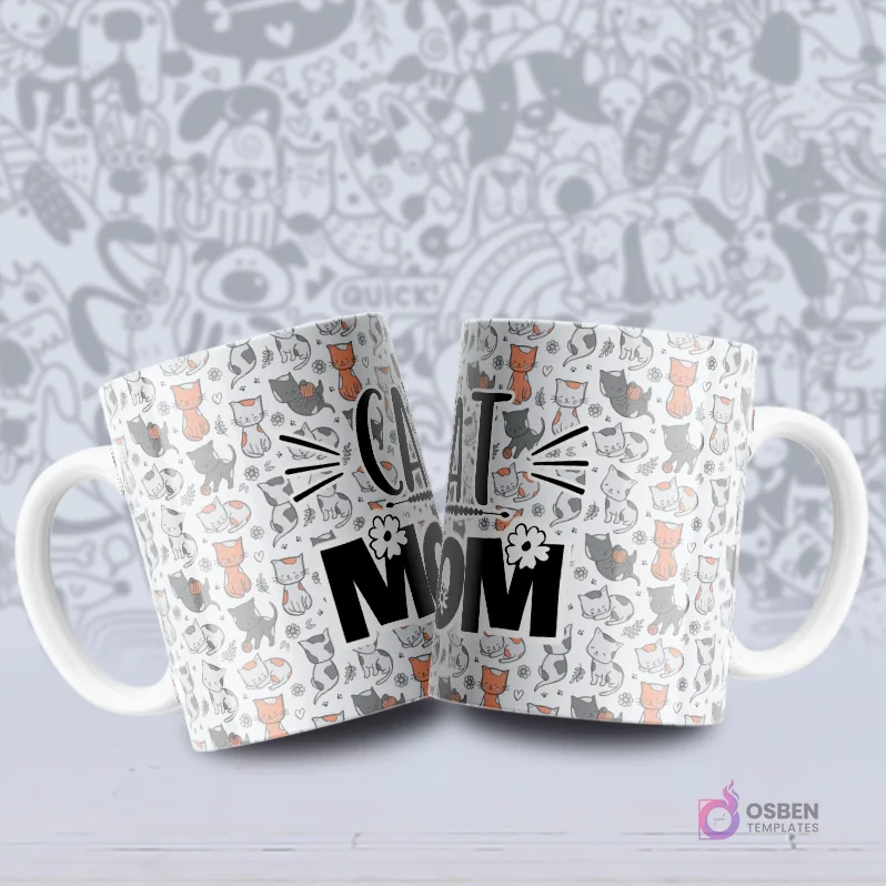 Dos tazas blancas con un diseño de gatos caricatura en escalas de grises y toques naranjas, junto al texto 'CAT MOM'. Dos tazas blancas con un diseño de gatos caricatura en escalas de grises y toques naranjas, junto al texto 'CAT MOM'.