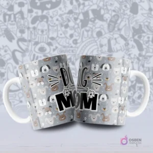Par de tazas blancas con un patrón de caras de perros caricatura en tonos grises y marrones, y la inscripción 'DOG MOM'.