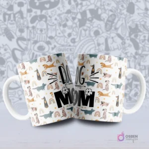 Dos tazas blancas con un patrón de perros estilizados (dachshunds, dálmatas) y arcoíris en un fondo blanco, con la frase 'DOG MOM'.