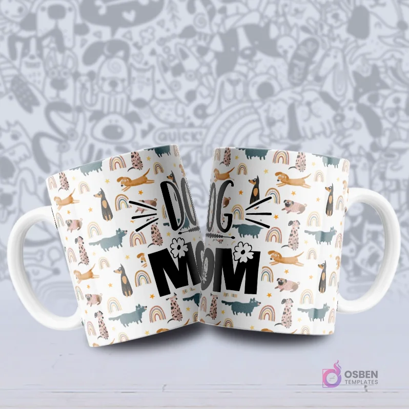 Dos tazas blancas con un patrón de perros estilizados (dachshunds, dálmatas) y arcoíris en un fondo blanco, con la frase 'DOG MOM'. Dos tazas blancas con un patrón de perros estilizados (dachshunds, dálmatas) y arcoíris en un fondo blanco, con la frase 'DOG MOM'.