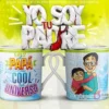 Mockup de dos tazas blancas unidas por el asa con diseños para papá. La taza izquierda dice 'Eres el Papá más cool del universo' con un fondo de puntos azules y la derecha muestra un padre con su hijo en estilo caricatura y el texto 'Te quiero mucho'. El fondo general es verde y amarillo con el texto 3D 'YO SOY TU PADRE' y una corbata roja.