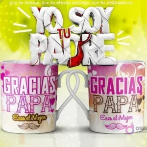 Mockup de dos tazas blancas unidas por el asa con un diseño de fondo rosa y detalles de corazones y bigotes. Ambas tazas muestran el texto 'GRACIAS PAPA Eres el Mejor'. El fondo general es verde y amarillo con el texto 3D 'YO SOY TU PADRE' y una corbata roja.