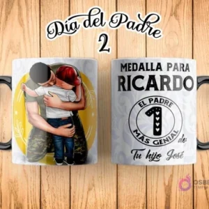 Taza de sublimación Día del Padre con ilustración de un padre militar abrazando a su hijo, fondo amarillo circular, y