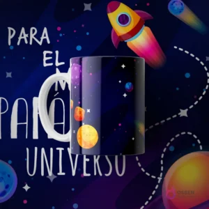 Taza de sublimación con diseño espacial, planetas, estrellas y un cohete, con la frase 'PARA EL PAPÁ DEL UNIVERSO', sobre un fondo galáctico oscuro.