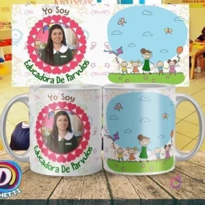 Taza blanca personalizada 'Yo soy Educadora de Párvulos' con marco de corazón para foto y dibujos infantiles de mariposas y crayones