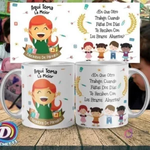 Taza para educadora de párvulos con ilustración de maestra feliz y frase inspiradora 'Aquí Toma La Mejor Educadora' junto a niños