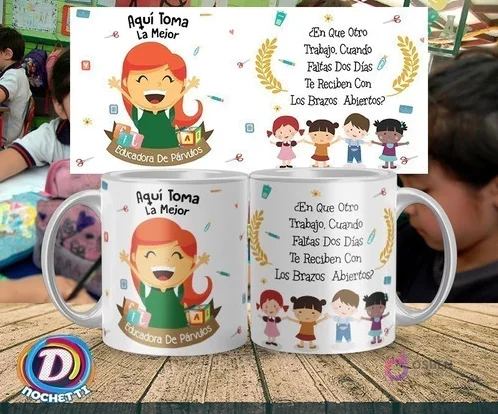 Taza para educadora de párvulos con ilustración de maestra feliz y frase inspiradora 'Aquí Toma La Mejor Educadora' junto a niños Taza para educadora de párvulos con ilustración de maestra feliz y frase inspiradora 'Aquí Toma La Mejor Educadora' junto a niños