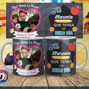 Taza negra personalizable para educadoras de párvulos con foto de maestra y niños, nombre de 'Tía Marcela' y elementos escolares en estilo pizarra