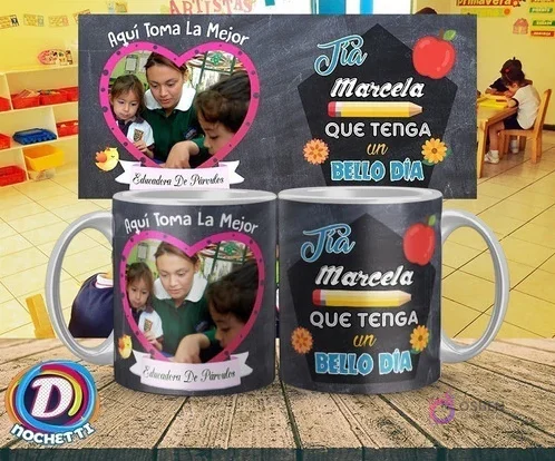 Taza negra personalizable para educadoras de párvulos con foto de maestra y niños, nombre de 'Tía Marcela' y elementos escolares en estilo pizarra Taza negra personalizable para educadoras de párvulos con foto de maestra y niños, nombre de 'Tía Marcela' y elementos escolares en estilo pizarra