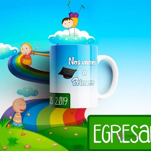 Taza de sublimación para egresaditos con diseño 'Nos vamos a Primero', birrete de graduación, arcoíris y niños jugando. Taza de sublimación para egresaditos con diseño 'Nos vamos a Primero', birrete de graduación, arcoíris y niños jugando.