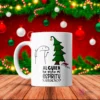 Taza de sublimación blanca con Flork junto a un árbol de Navidad pequeño y gorro de Santa caído, pregunta '¿ALGUIEN ha visto mi ESPÍRITU NAVIDEÑO?' con fondo rojo festivo.