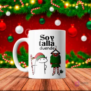 Taza de sublimación blanca con Flork con gorro de elfo y bastón de caramelo, junto a un perchero con un traje de duende, texto 'Soy talla duende?' con fondo festivo.
