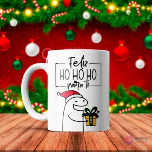 Taza de sublimación blanca con Flork con gorro de Santa entregando un regalo, texto 'Feliz HO HO HO para ti' con marco, sobre fondo navideño rojo.